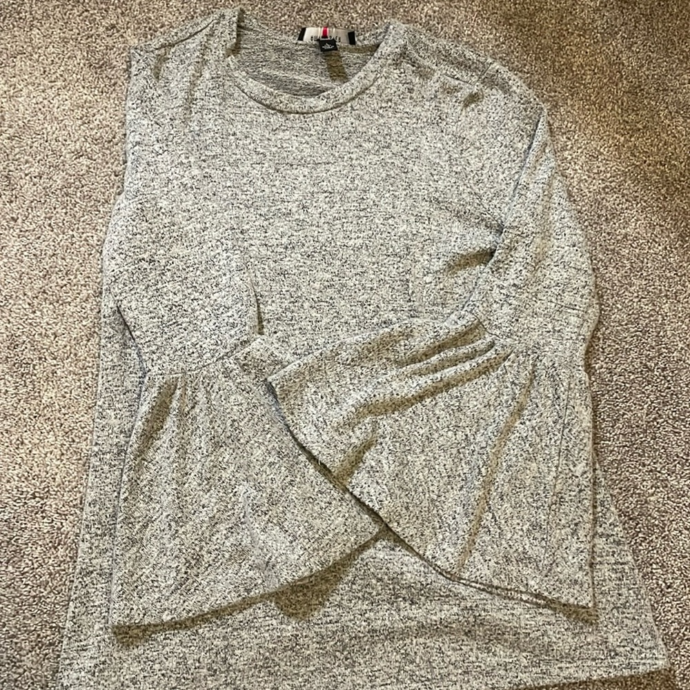 Amy Byer Flowy Heather Gray Sleeve Top